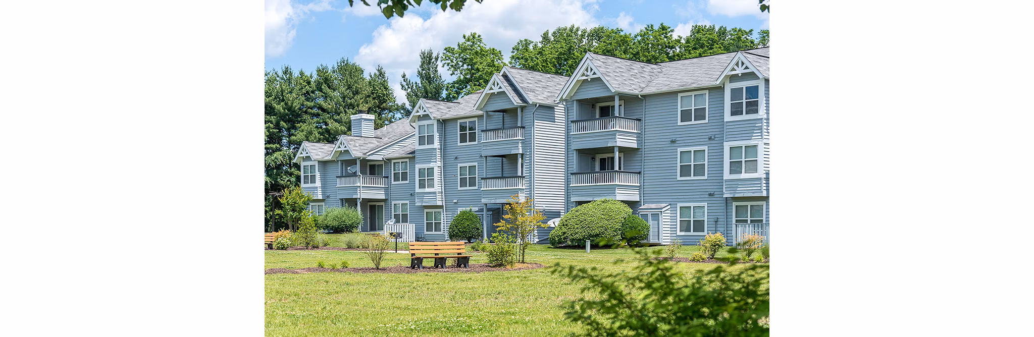 Avana Heather Ridge: Elegant apartment exteriors with landscaped greenery in Aurora, CO