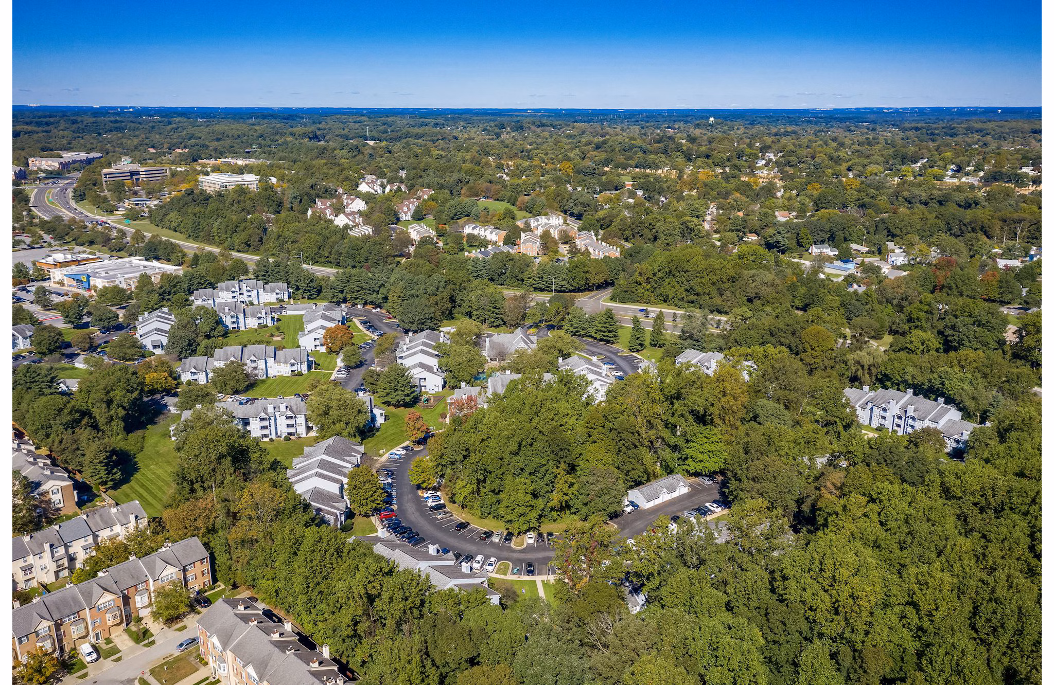 Avana Heather Ridge: Aerial view showcasing luxury apartments with lush surroundings in Aurora