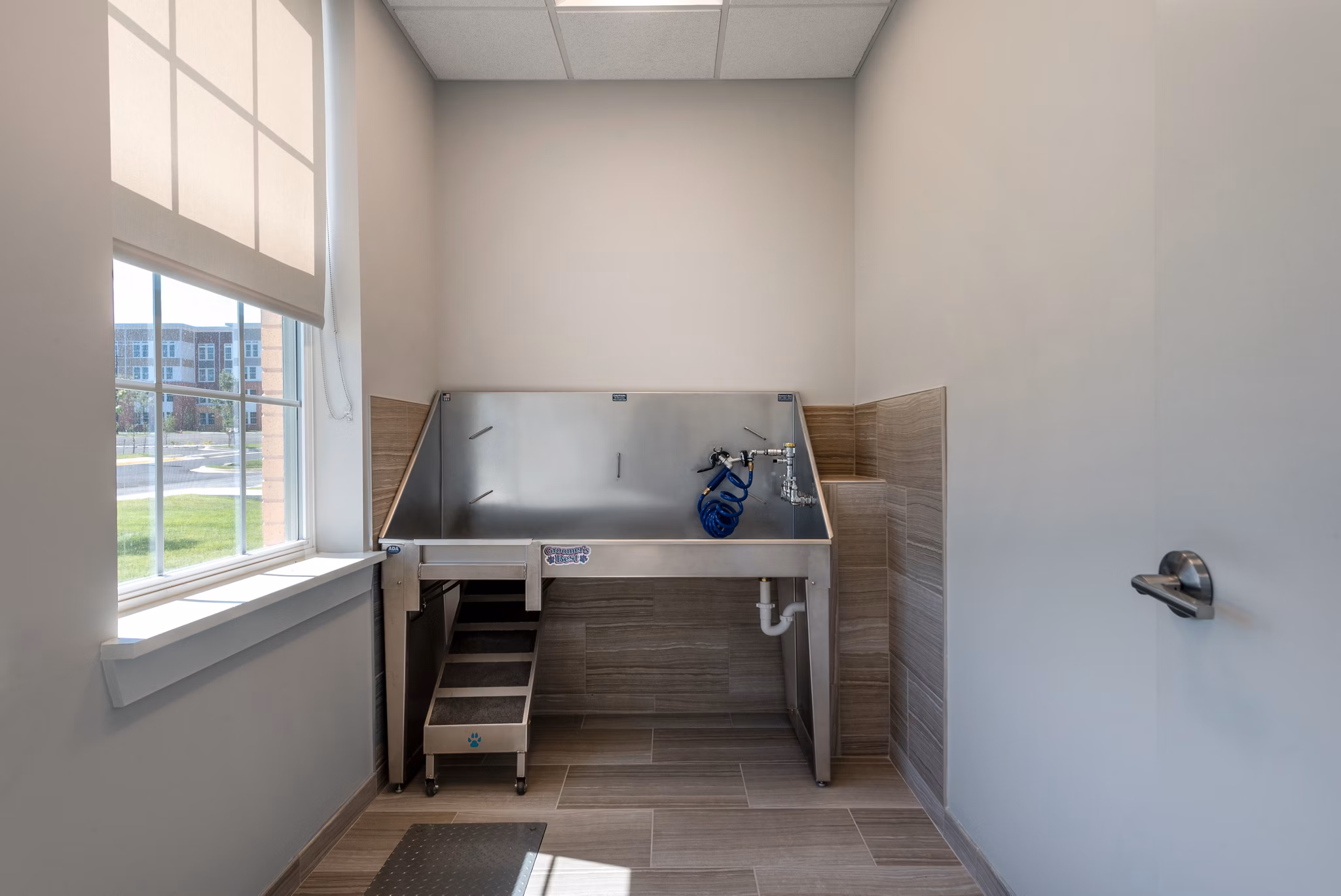 GS Addison Row: Luxurious clubhouse with state-of-the-art fitness center and coworking space, perfect for modern living in Addison Row