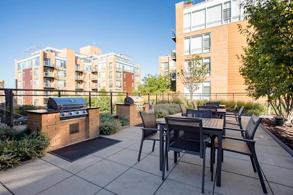 grill area at 1717 Evanston Apartments
