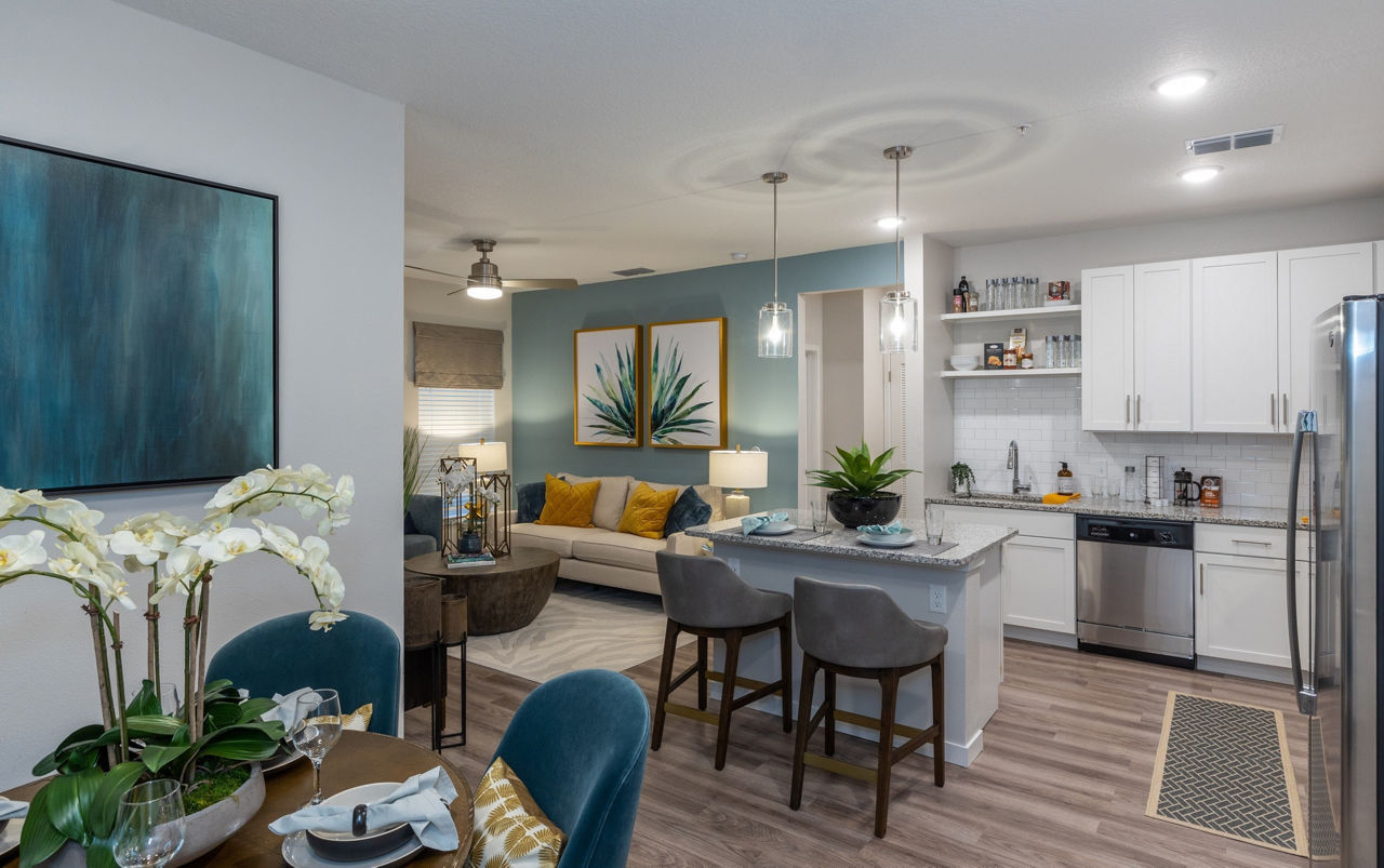 Dining area featuring modern dÃ©cor and seating at Calirosa Apartments