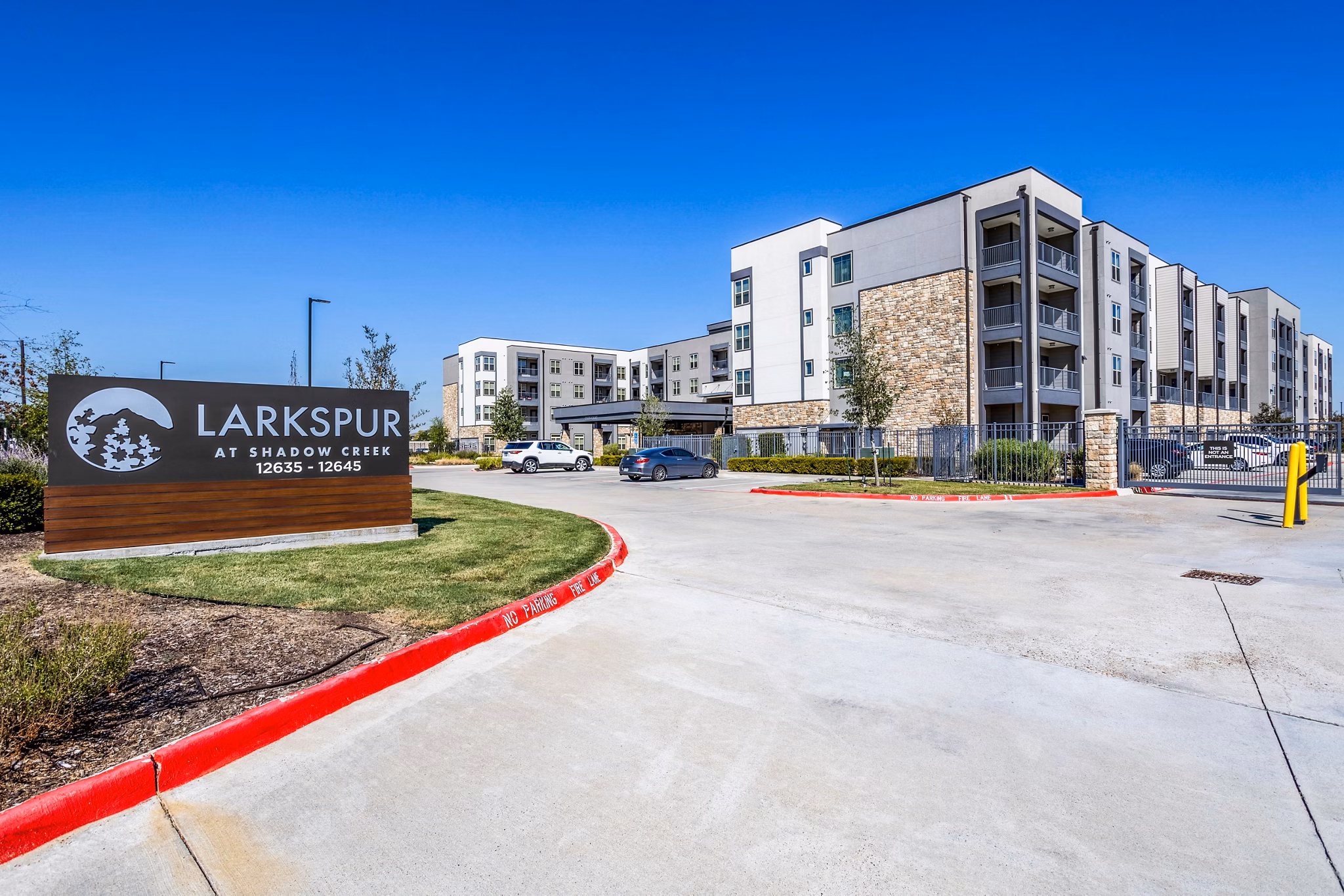 Larkspur at Shadow Creek: Luxurious of modern apartment building in a vibrant community setting