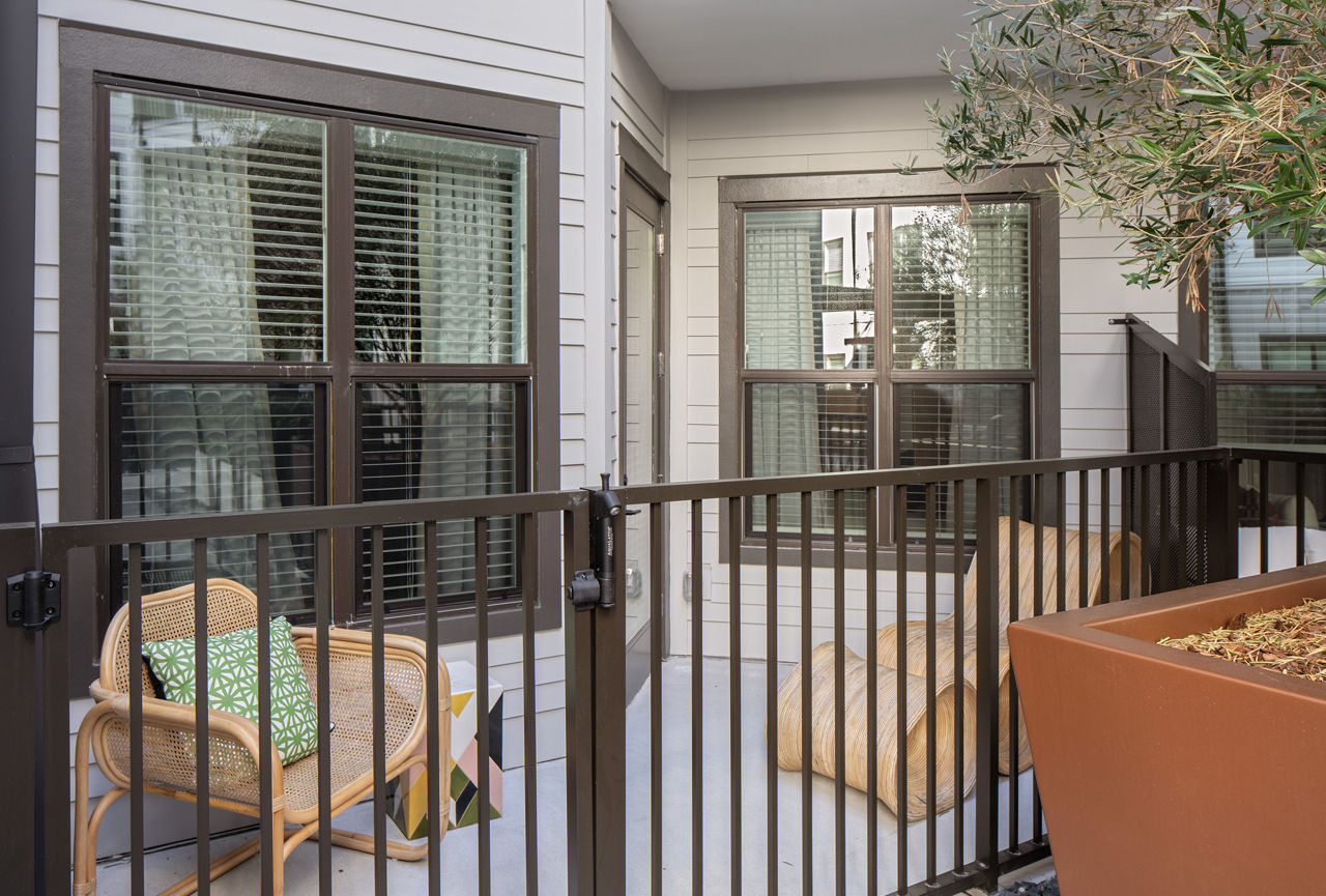 Novel Midtown Tampa Apartments: Patio space with stylish outdoor furniture in luxury Greystar apartments