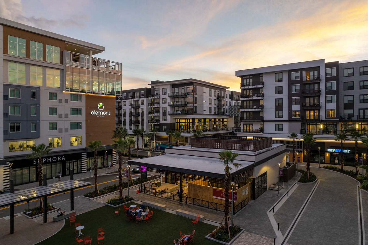 Novel Midtown Tampa: Stunning skyline view from luxury apartment balcony