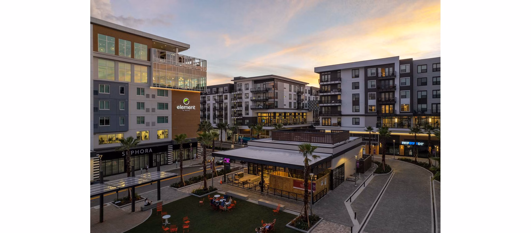 Novel Midtown Tampa: Stunning skyline view from luxury apartment balcony