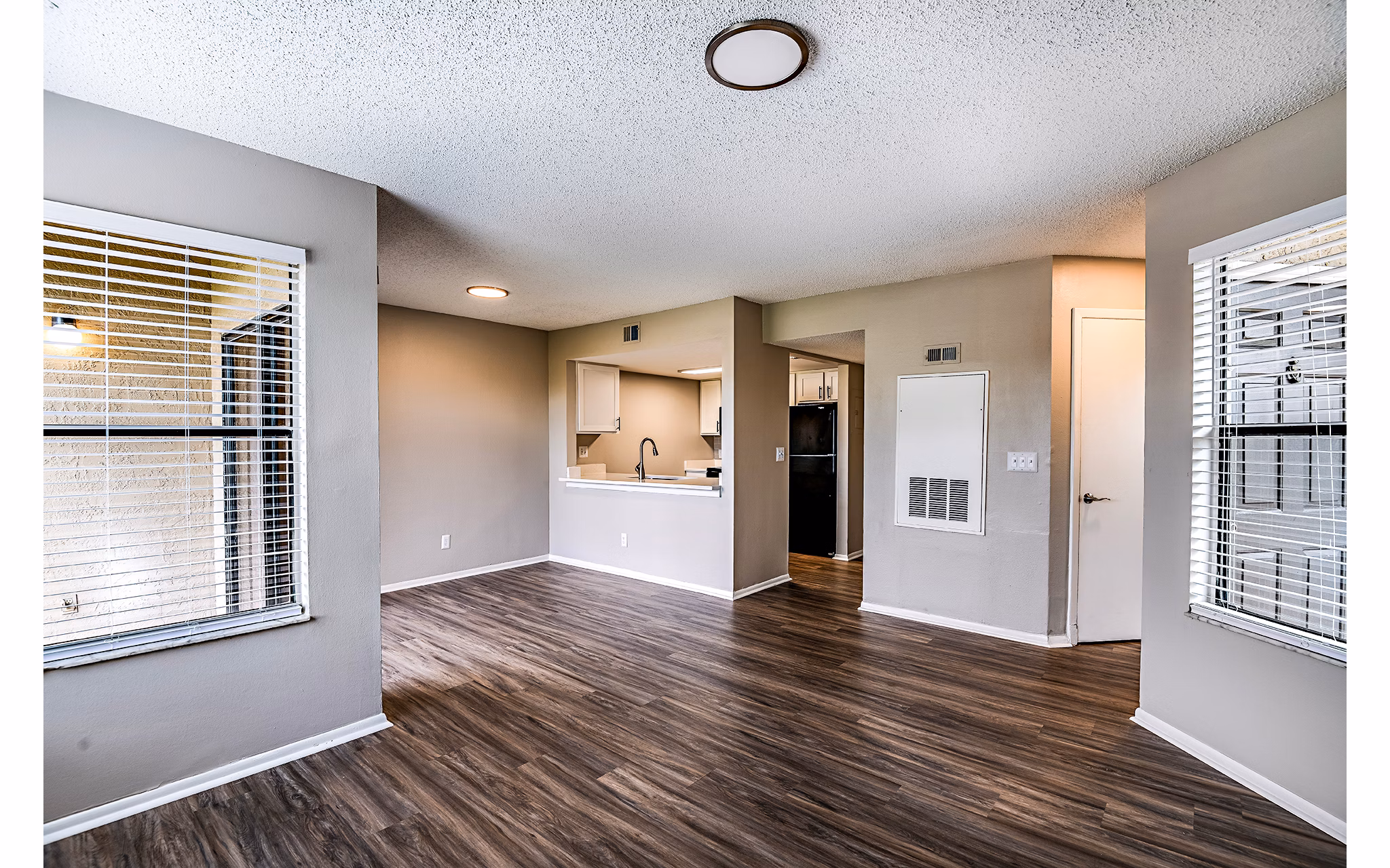 Contemporary living room with stylish furnishings at Heron Lake Apartments