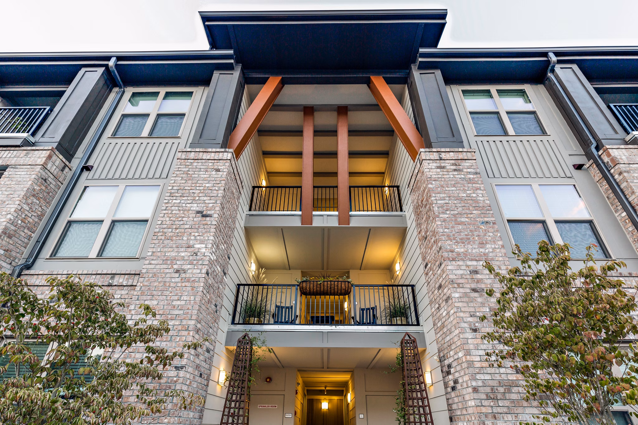 42 Magnolia Apartments: Elegant view of luxury apartments in urban setting