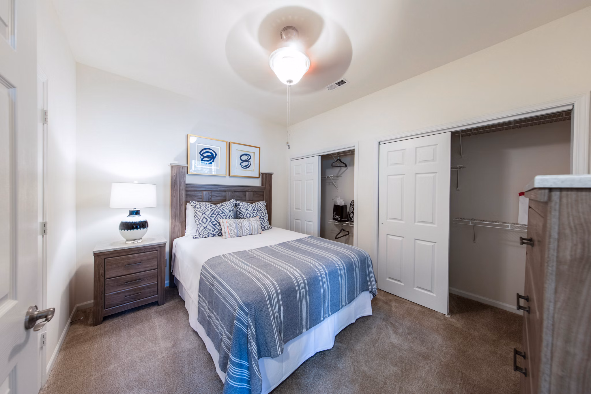 Cozy bedroom with modern furnishings at 42 Magnolia in the 5000 Forest Apartments