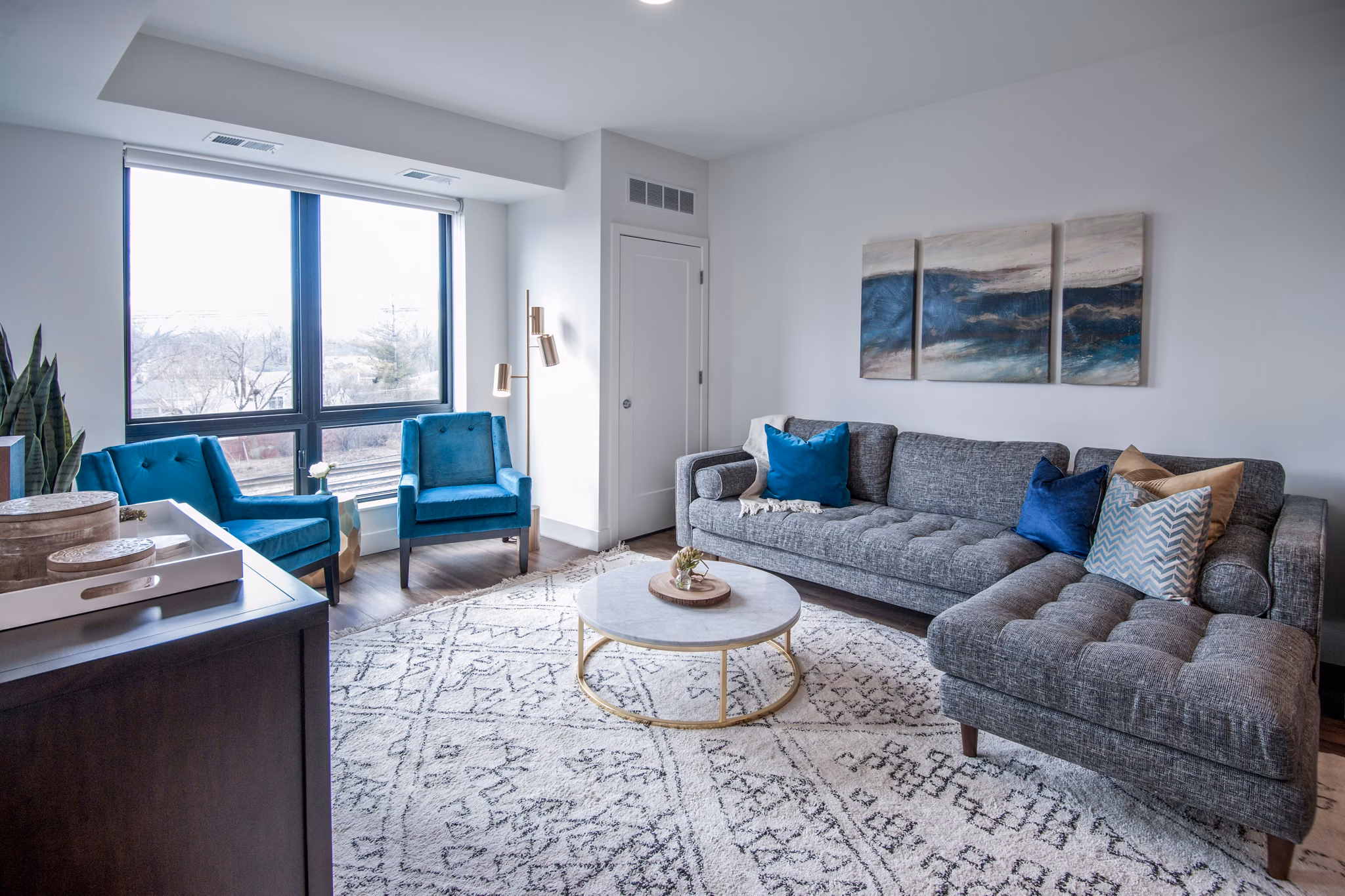 Spacious living room with modern furnishings in Avidor Glenview Apartments