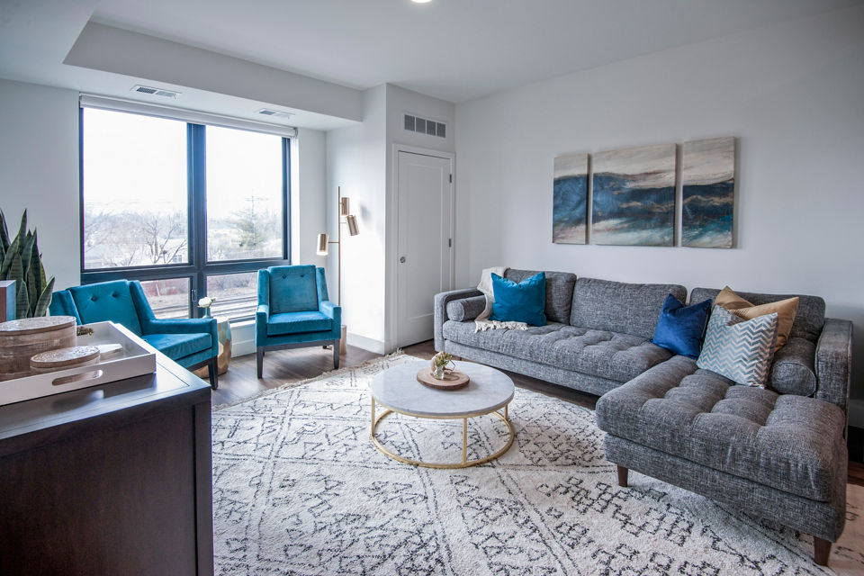 Spacious living room with modern furnishings in Avidor Glenview Apartments