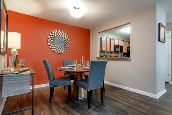 dining area at Avana Red Run Apartments