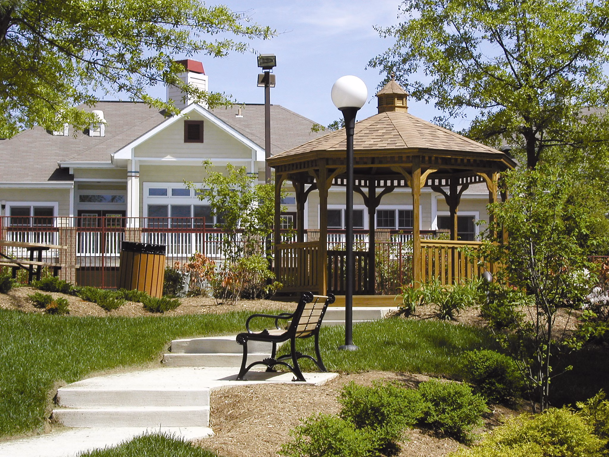 Tranquil courtyard with lush greenery at Avana Red Run Apartments, featuring outdoor seating areas for relaxation