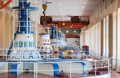 水坝厂房内成排的水力发电机组顶部运行实景