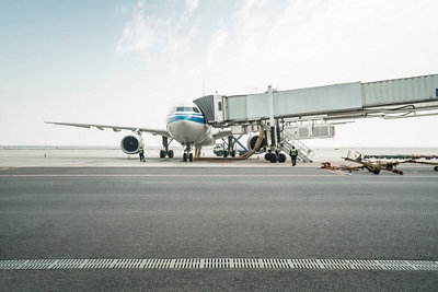 공항 활주로에 있는 비행기