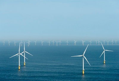 Parco eolico offshore in un mare calmo in una giornata di sole